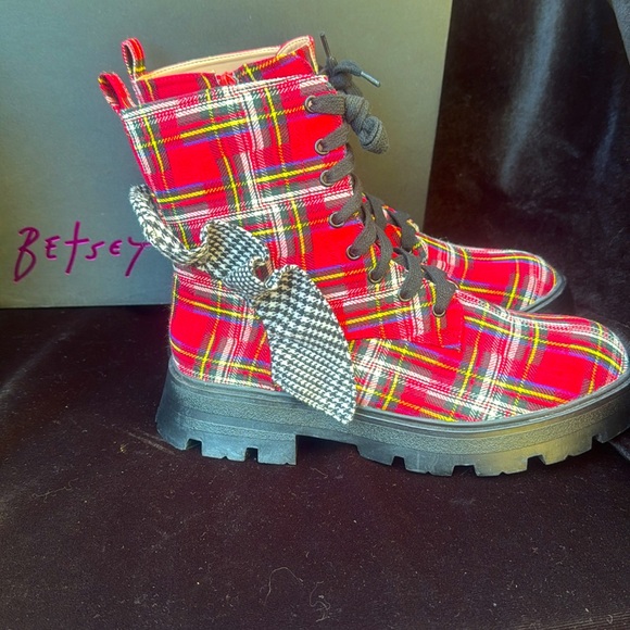 BETSEY  JOHNSON ROZEY RED PLAID COMBAT BOOTS -9 - NIB ! ❤️🔥 - Picture 6 of 13